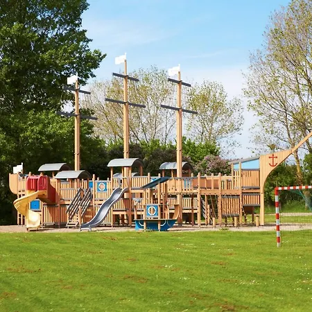 - Vejroe Resort *
